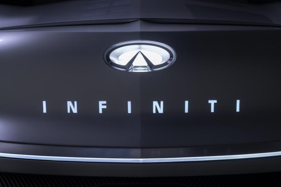 Логотип Infiniti Qs Inspiration 2019 года  (фото 8 из 41)
